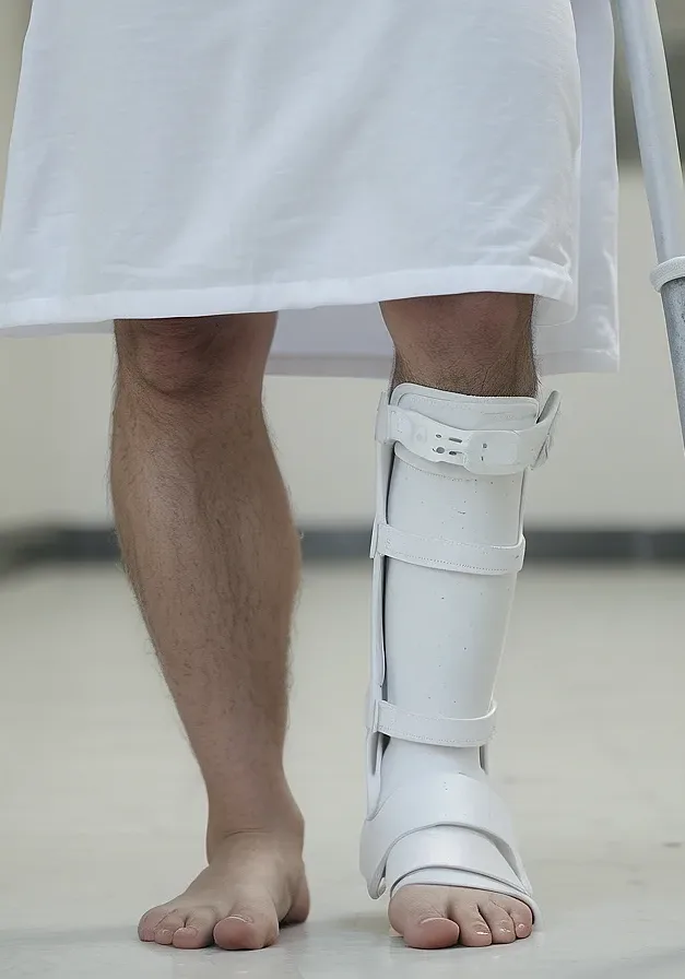 Default_a_man_on_crutches_with_leg_in_a_plaster_cast_0 (1)